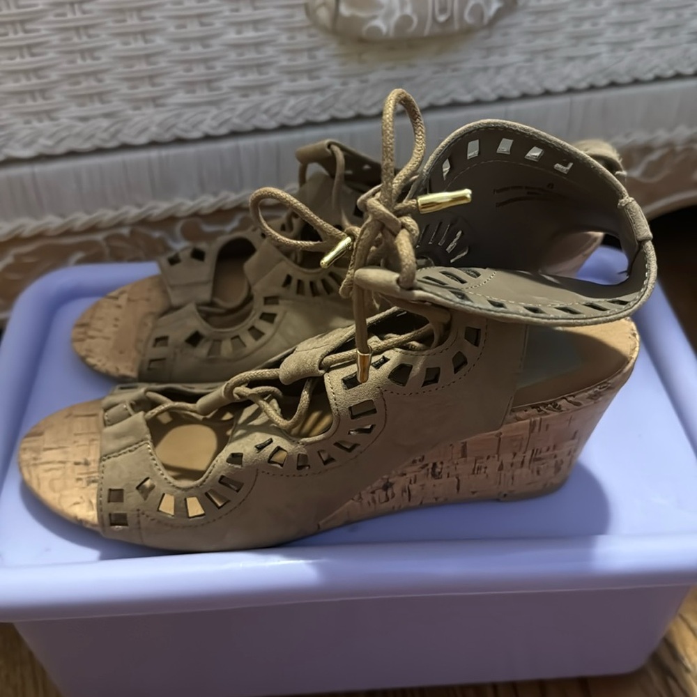 DV by Dolce Vita Gladiator Faux Suede Tan Wedge Sandals Size 8 - Picture 3 of 13